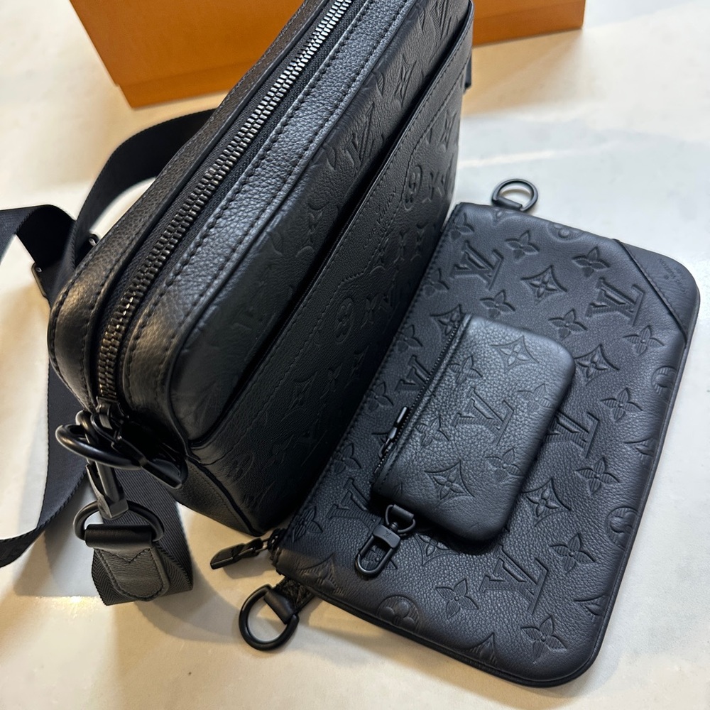 Louis Vuitton Monogram Black Messenger Bag - Picture 3 of 7